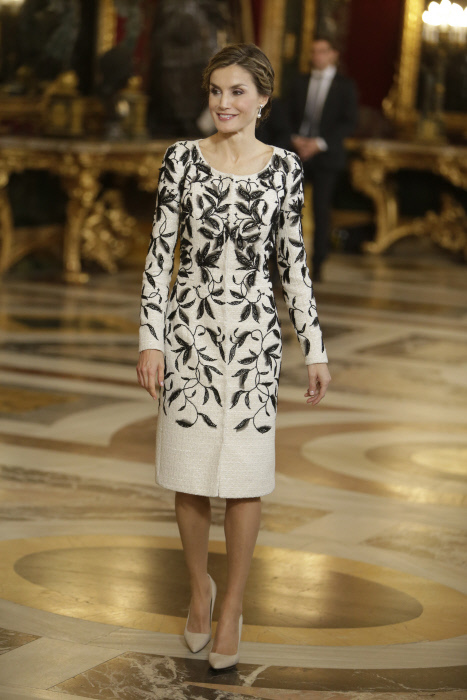 El  vestido abrigo de Varela que Letizia lució el Día de la Hispanidad 2016.