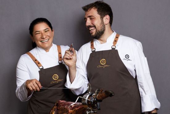 Los chefs Karla Hoyos y Nico López, ambos venidos de los equipos del chef José Andrés, durante su colaboración en una nueva edición de edición de Cinco Jotas By.