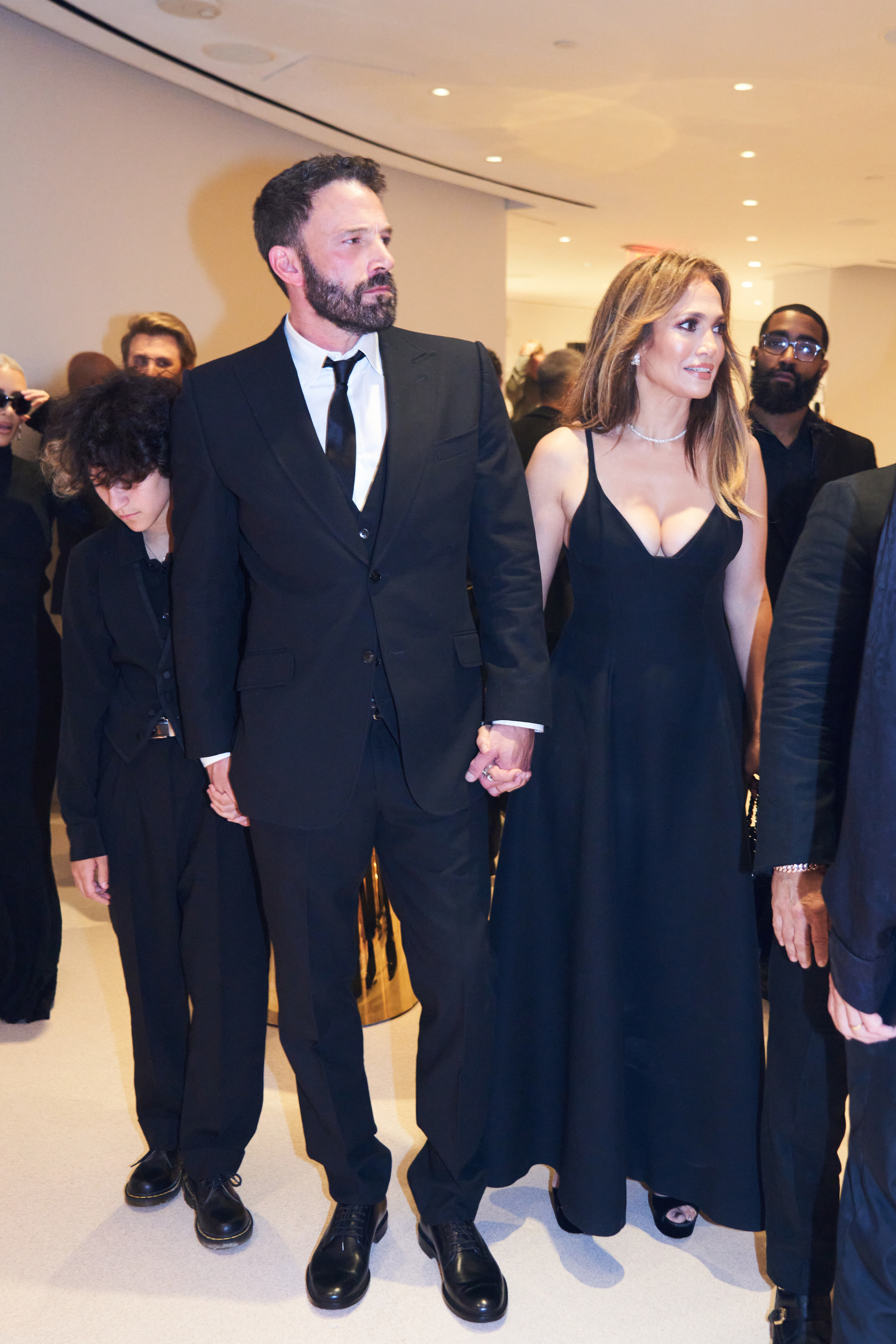 Jennifer Lopez con un vestido negro de Dior.
