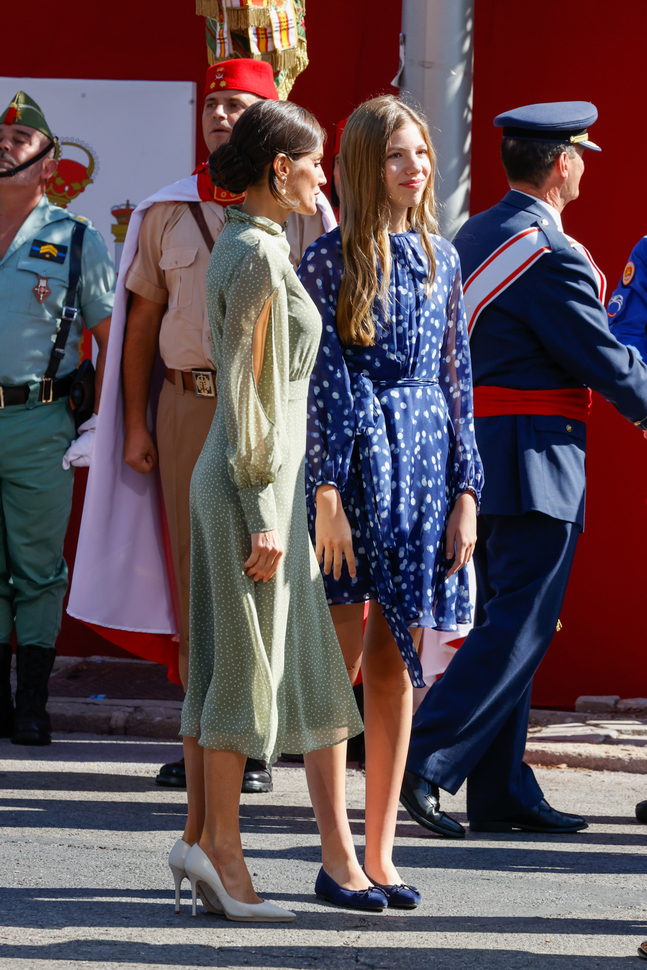 La reina Letizia y la infanta Sofía con vestidos de lunares el 12 de octubre.