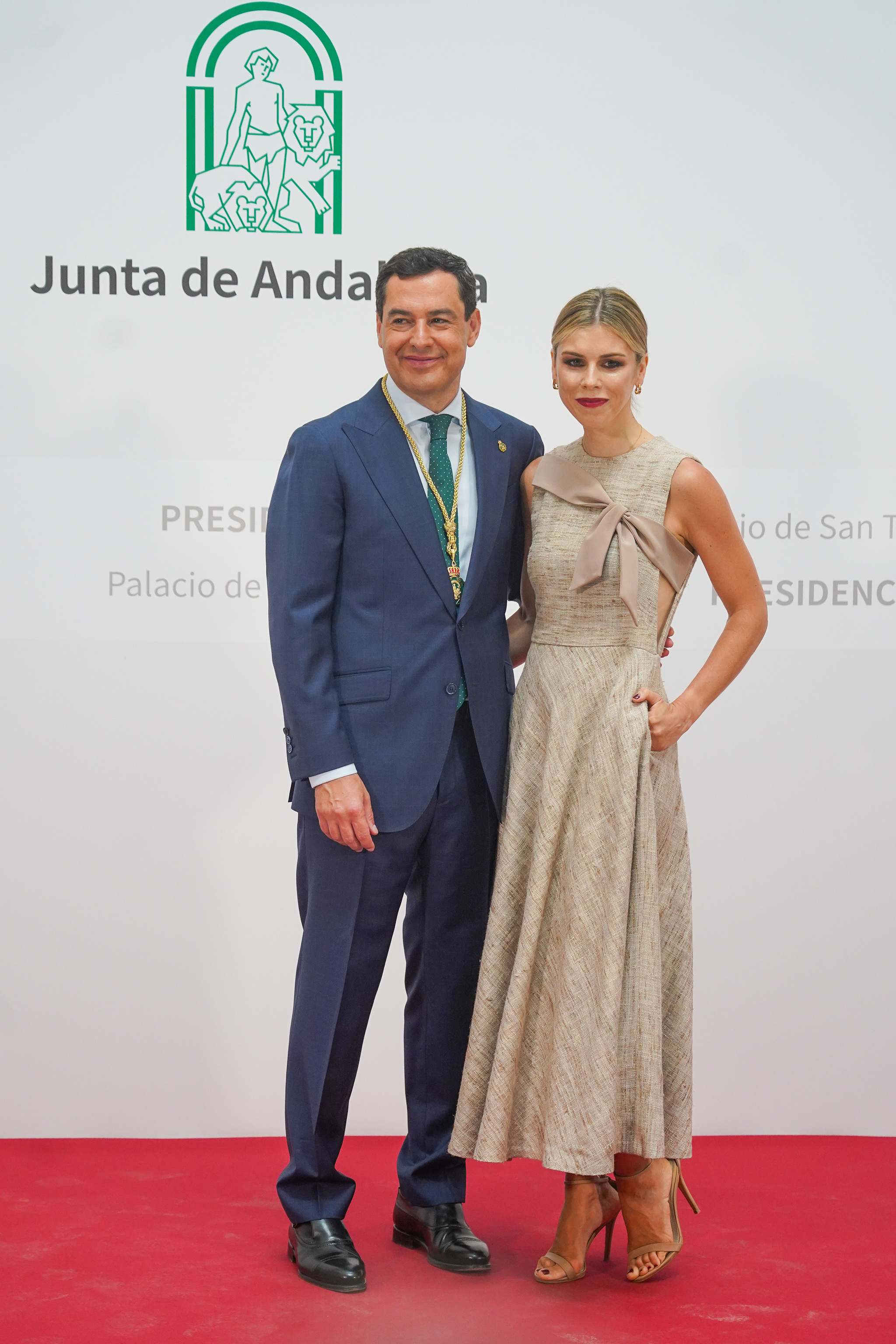 Manuela Villena y su marido Juanma Moreno el día de su toma de posesión en la Junta de Andalucía.