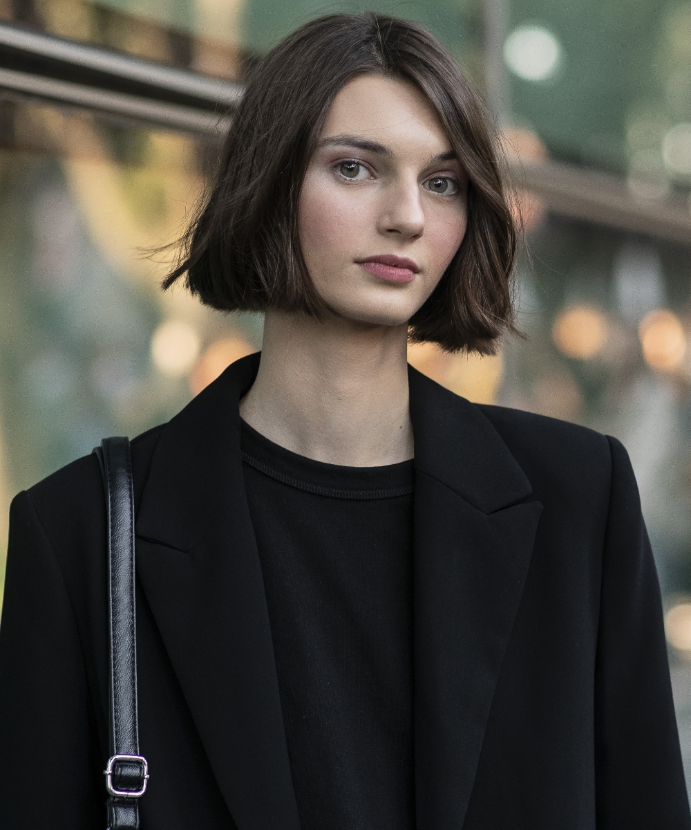Un favorecedor corte de pelo blunt bob visto en el street style de la semana de la moda de Milán este otoño.