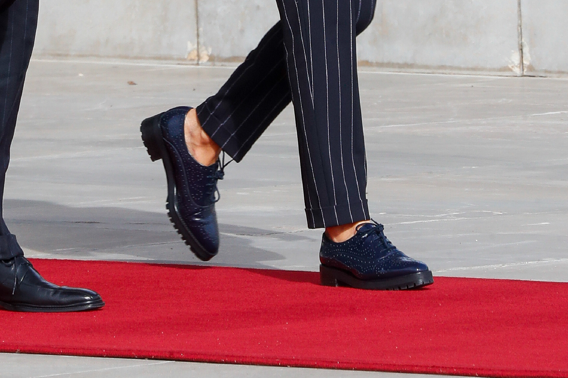 Los zapatos Oxford azul marino con cordones y plataforma de la reina Letizia en su inicio de su viaje a Alemania.