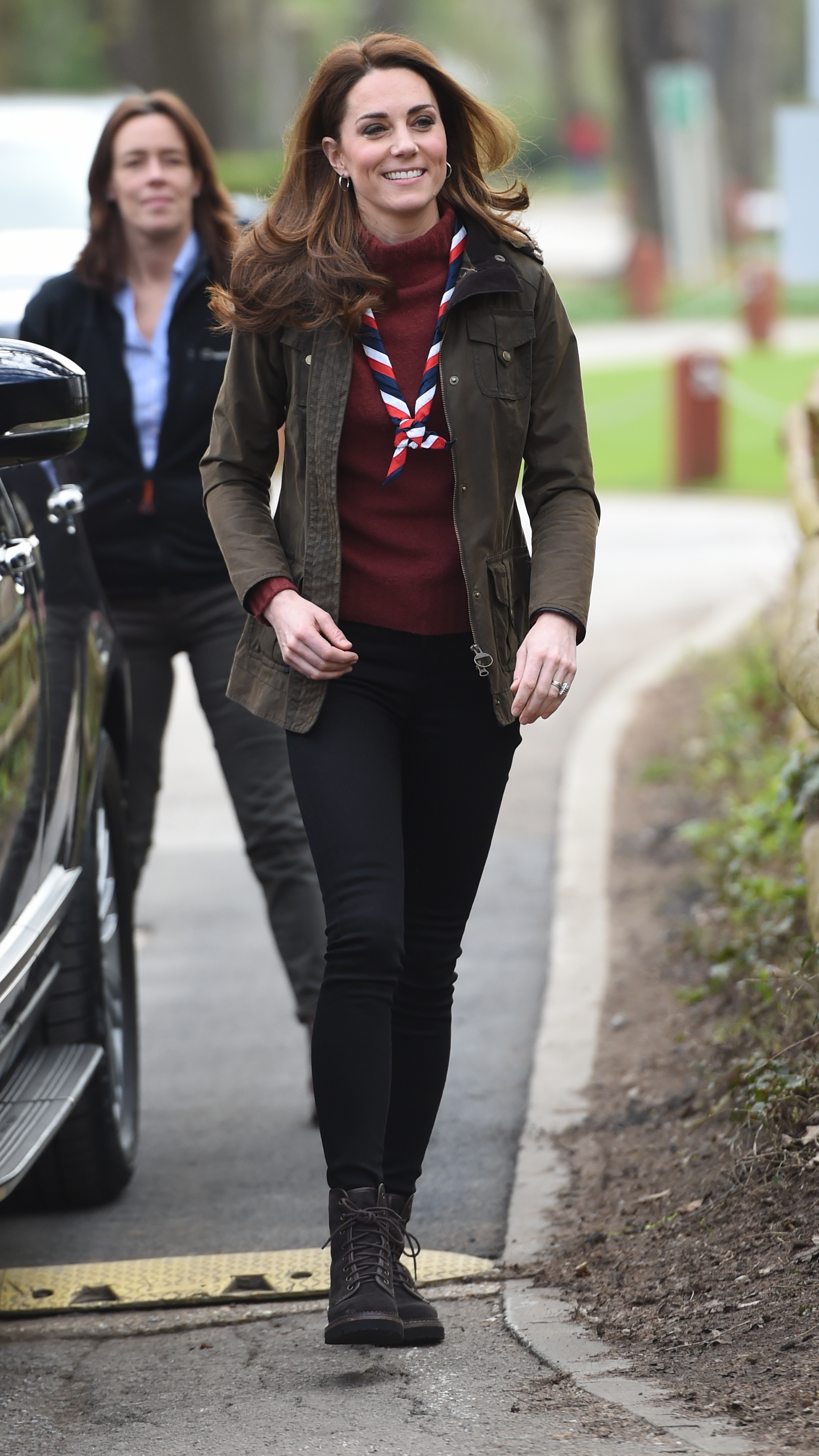 Kate Middleton con vaquero negro con botas de cordones.