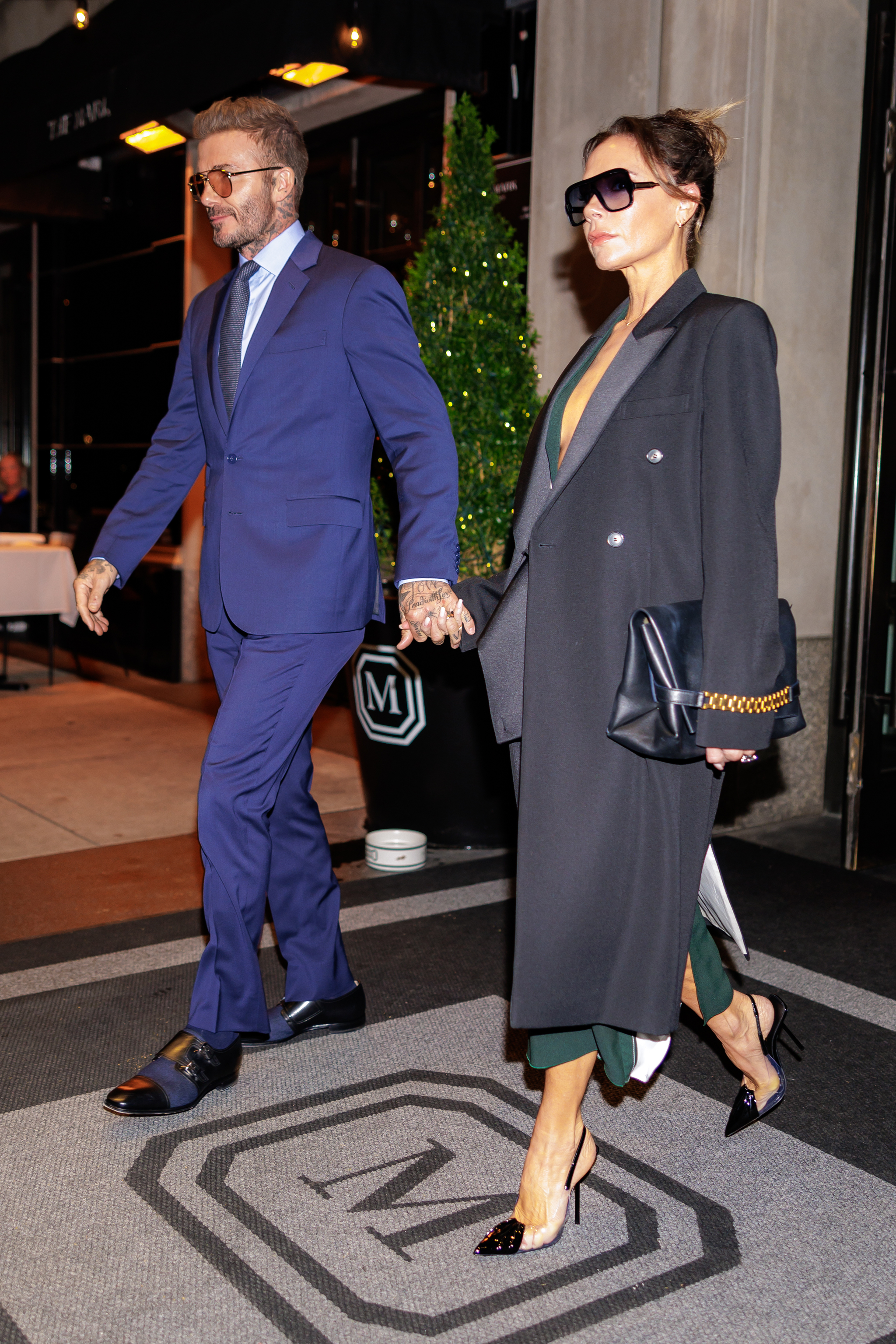 Victoria Beckham con un abrigo de corte masculino.