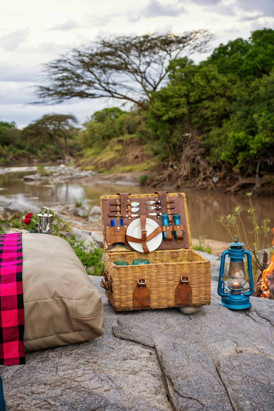 Hacer un picnic a orillas del río Talek.