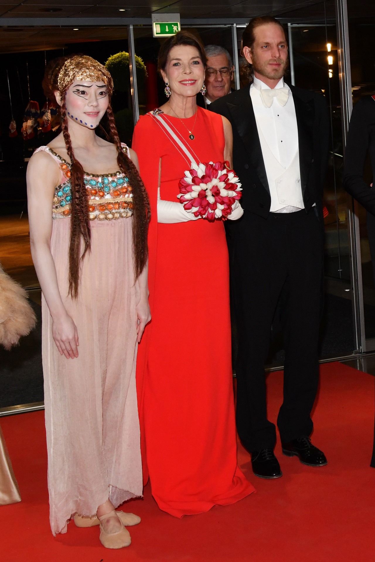Carolina de Mónaco con el vestido de capa rojo que también tiene Letizia.
