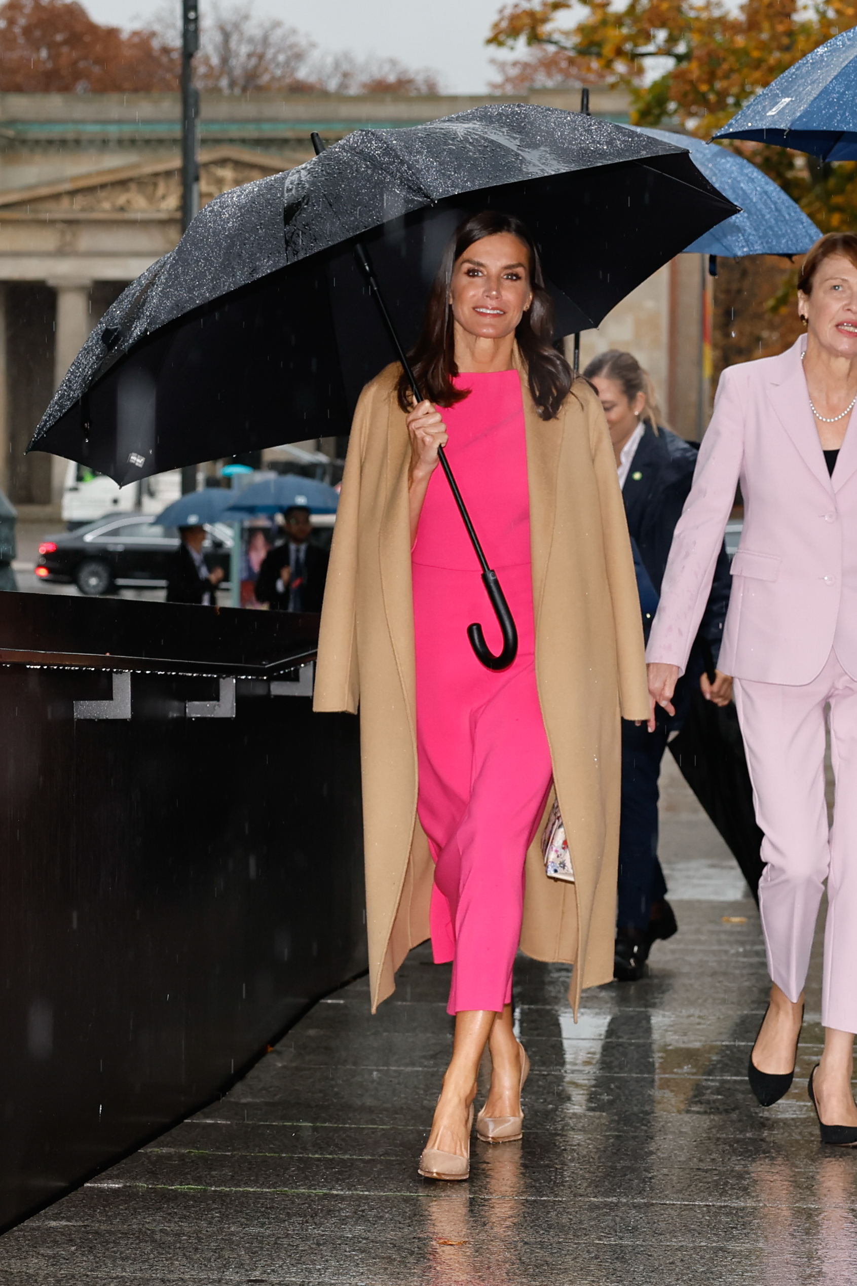 La reina Letizia a su llegada a la exposición bajo la lluvia en Berlín.