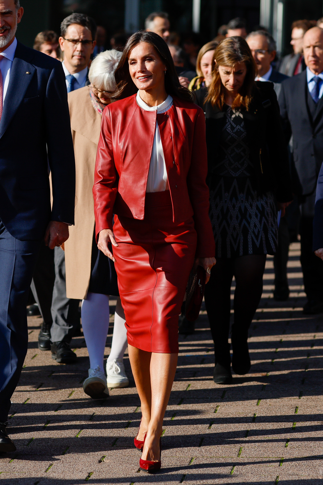 La reina Letizia con look de cuero rojo.