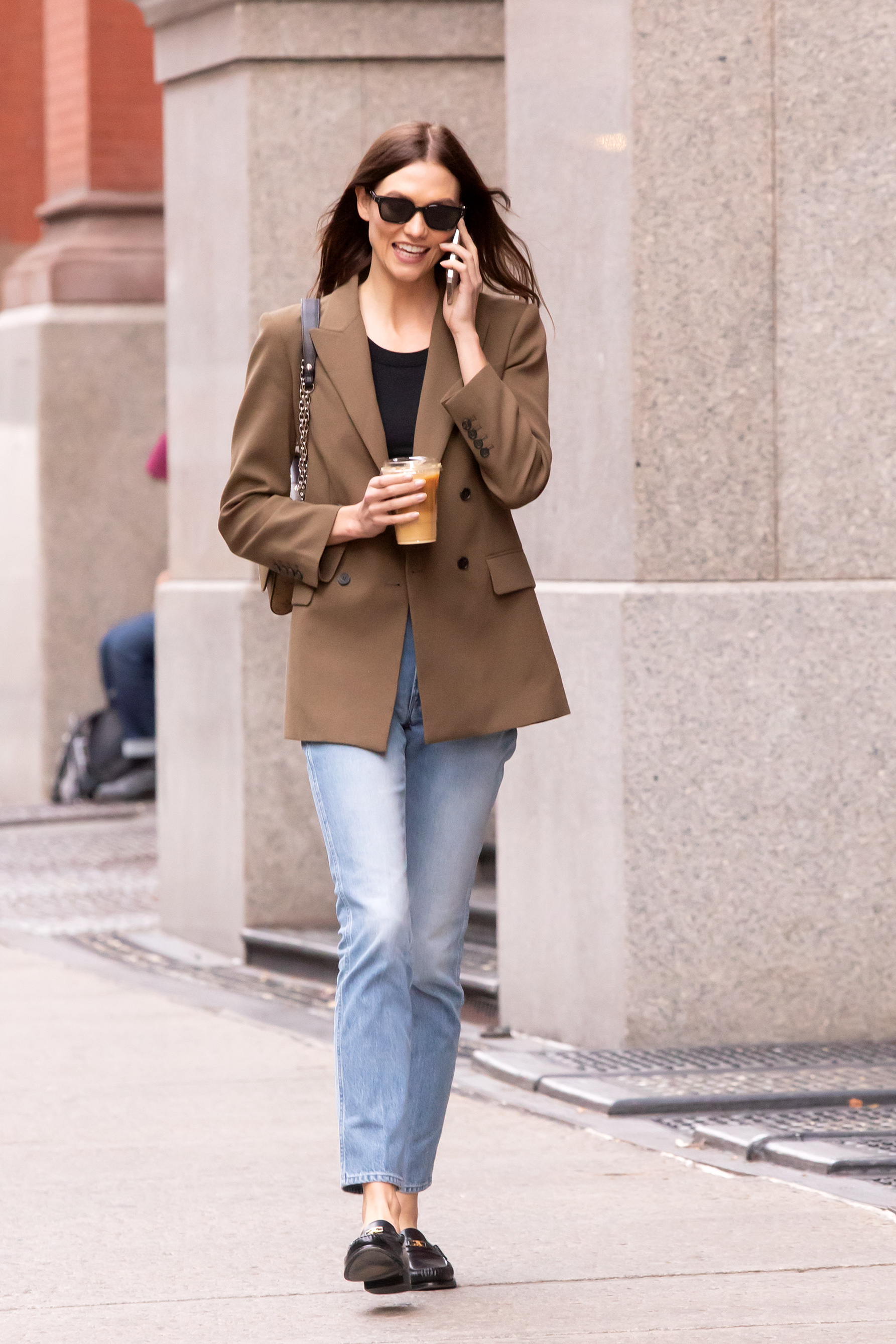 Karlie Kloss con jeans y blazer en color marrn.