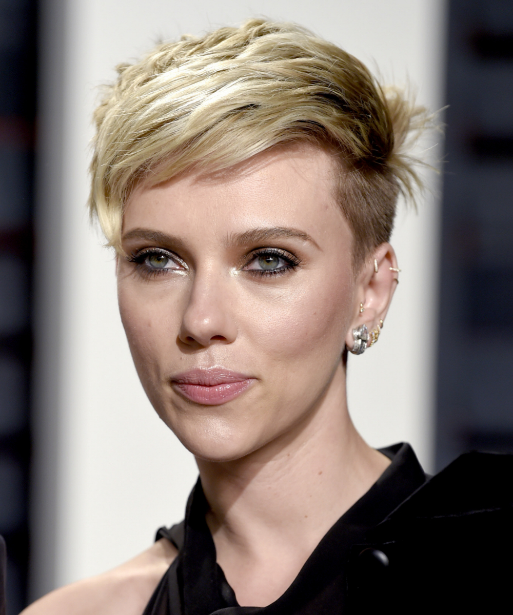 Scarlett Johansson con un corte de pelo pixie despeinado.