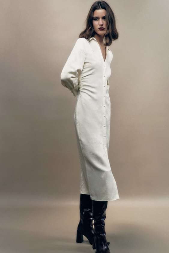 Vestido blanco de Zara para combinar con botines cowboy.