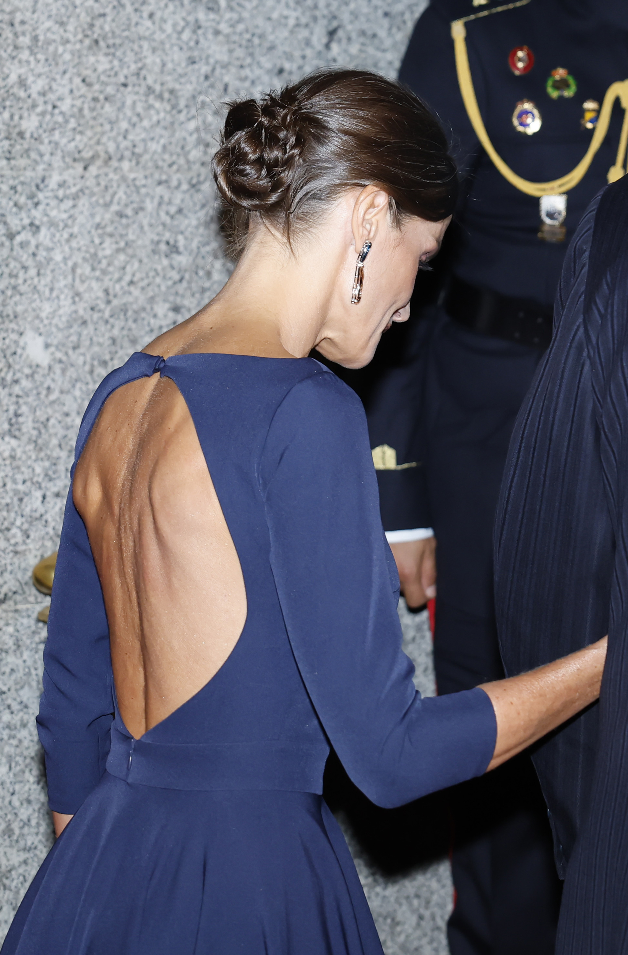 El detalle del escote en la espalda del vestido de la reina Letizia.