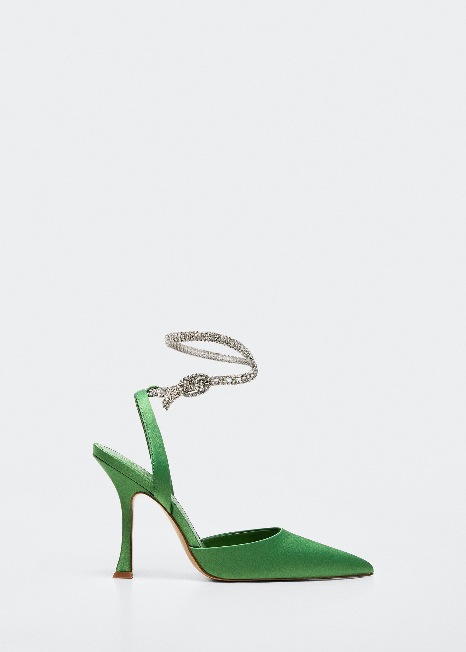 Zapato de satén verde y pulsera joya, de Mango.