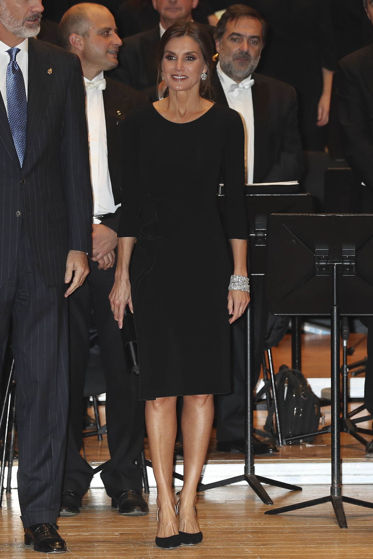 Joyas del lote de pasar y vestido de Armani, la apuesta de Letizia en el concierto previo a los Princesa de Asturias de 2018.