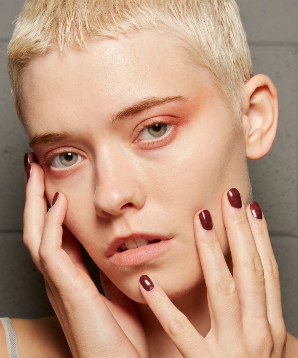 Las uñas marrones serán sin duda una de las manicuras de moda de 2023.