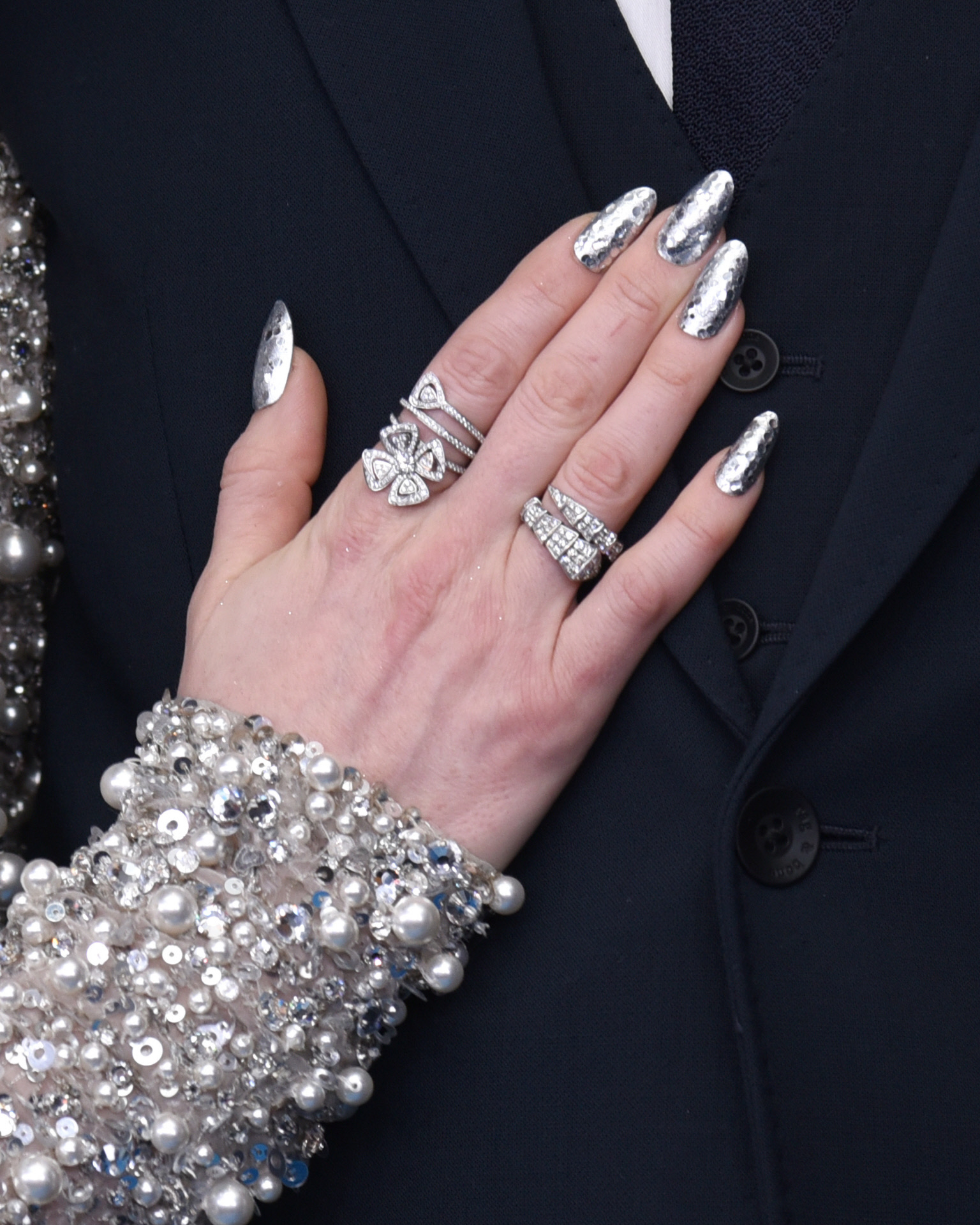 Anne Hathaway apuesta por unas uñas metalizadas con nail art geométrico.