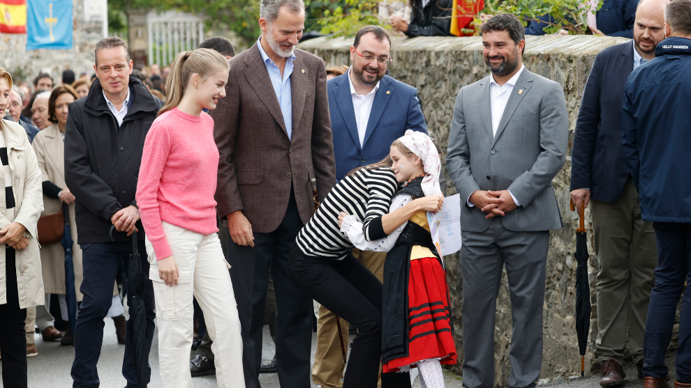 La Reina Letizia abraza a una niña que le había hecho un dibujo, en presencia del Rey y la Princesa de Asturias