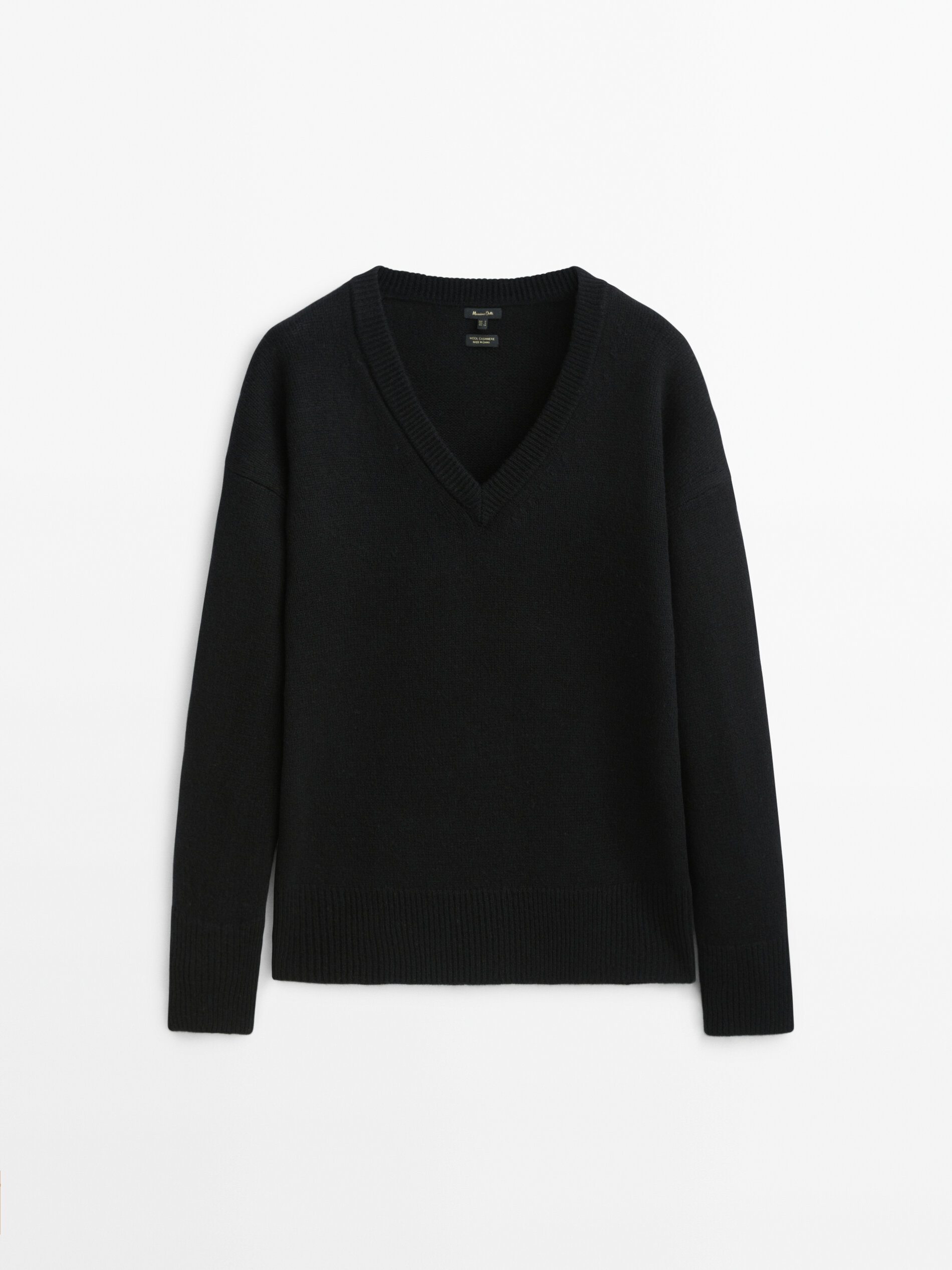 Jersey negro de pico, de Massimo Dutti.