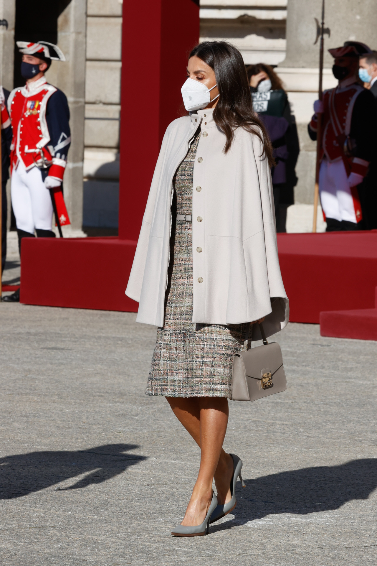 Así combina la reina Letizia la capa.