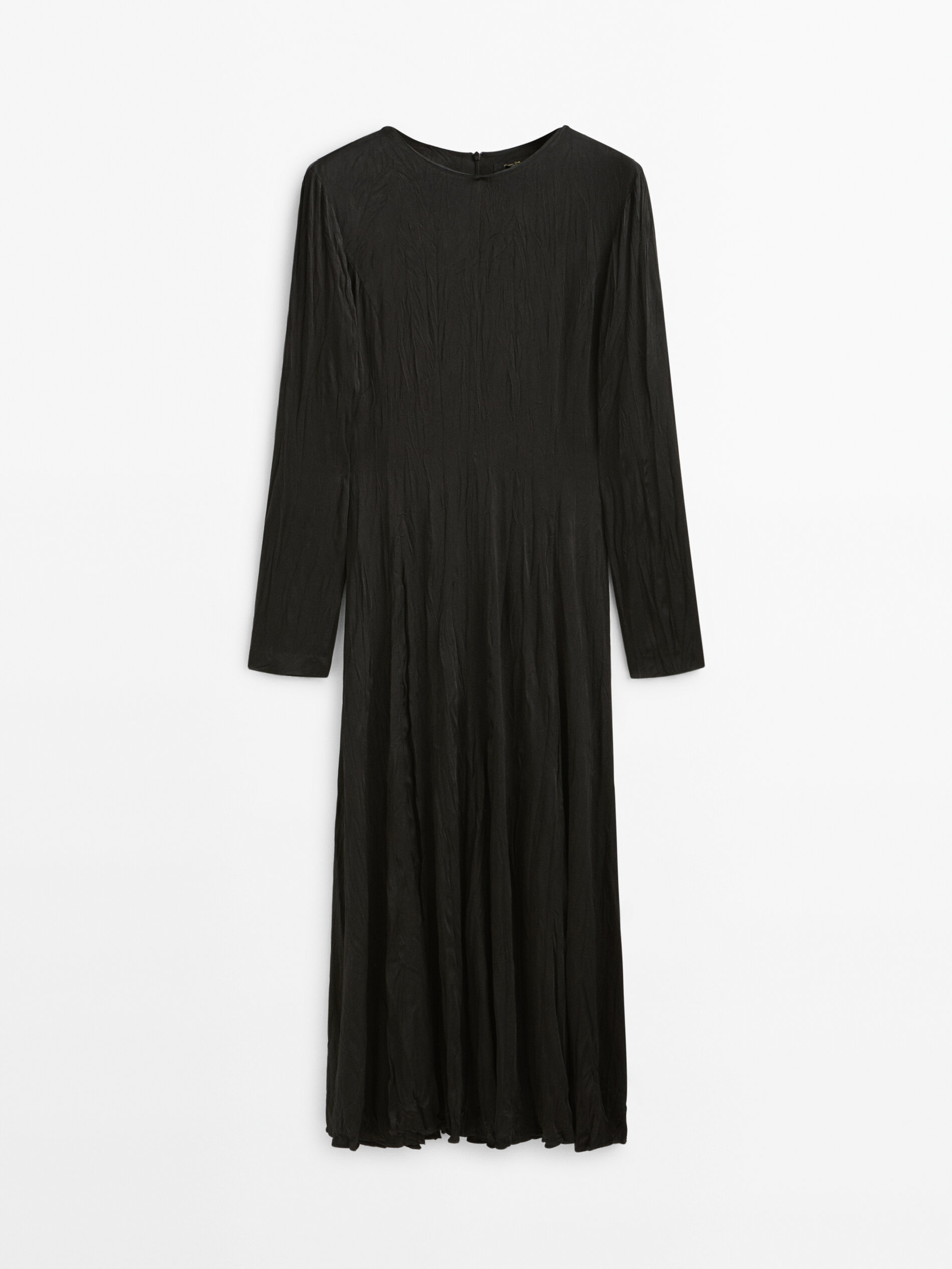 Vestido negro plisado de Massimo Dutti (199 euros).
