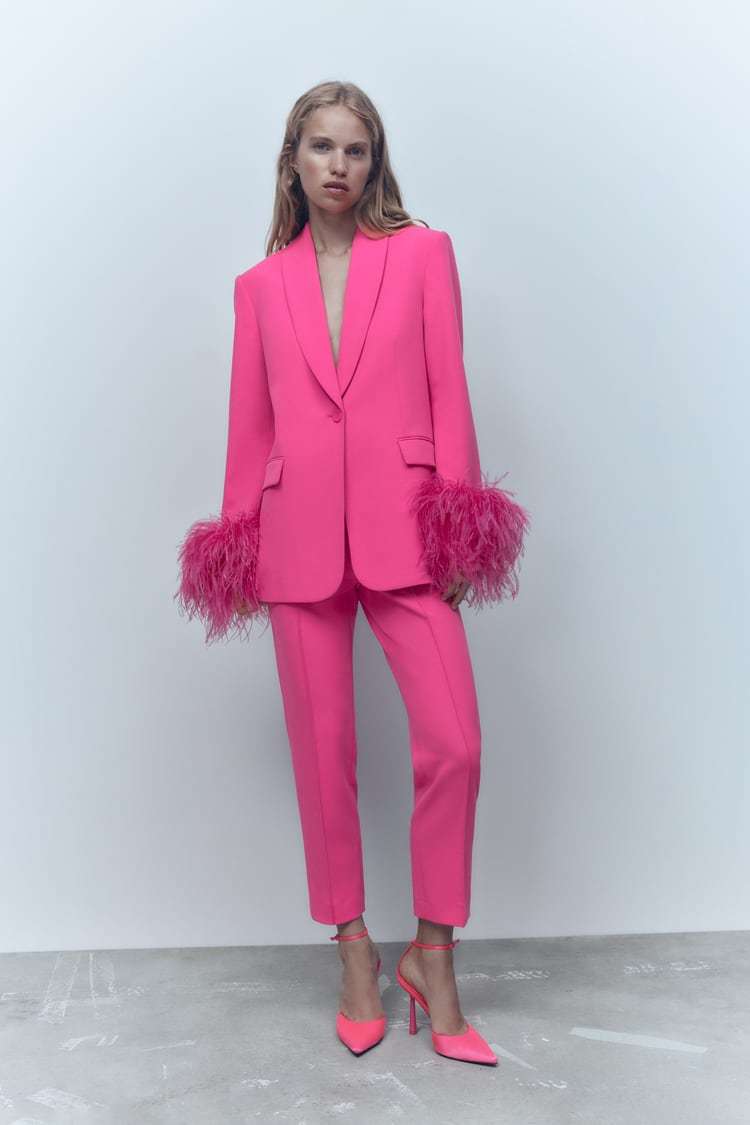 Sastre rosa con plumas en los puños, de Zara.