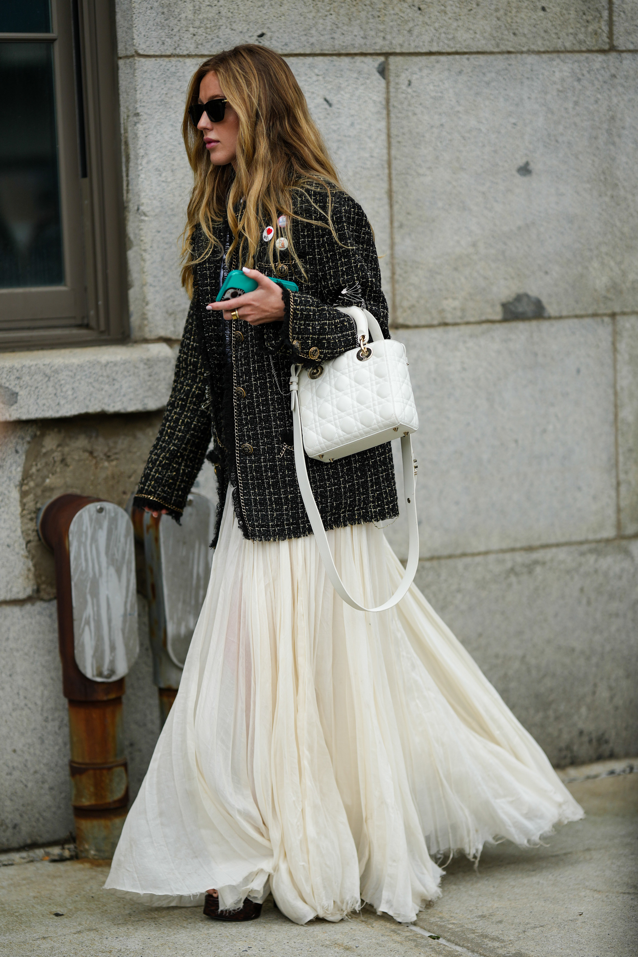 Look con falda de tul y chaqueta de tweed, una combinación muy tendencia.