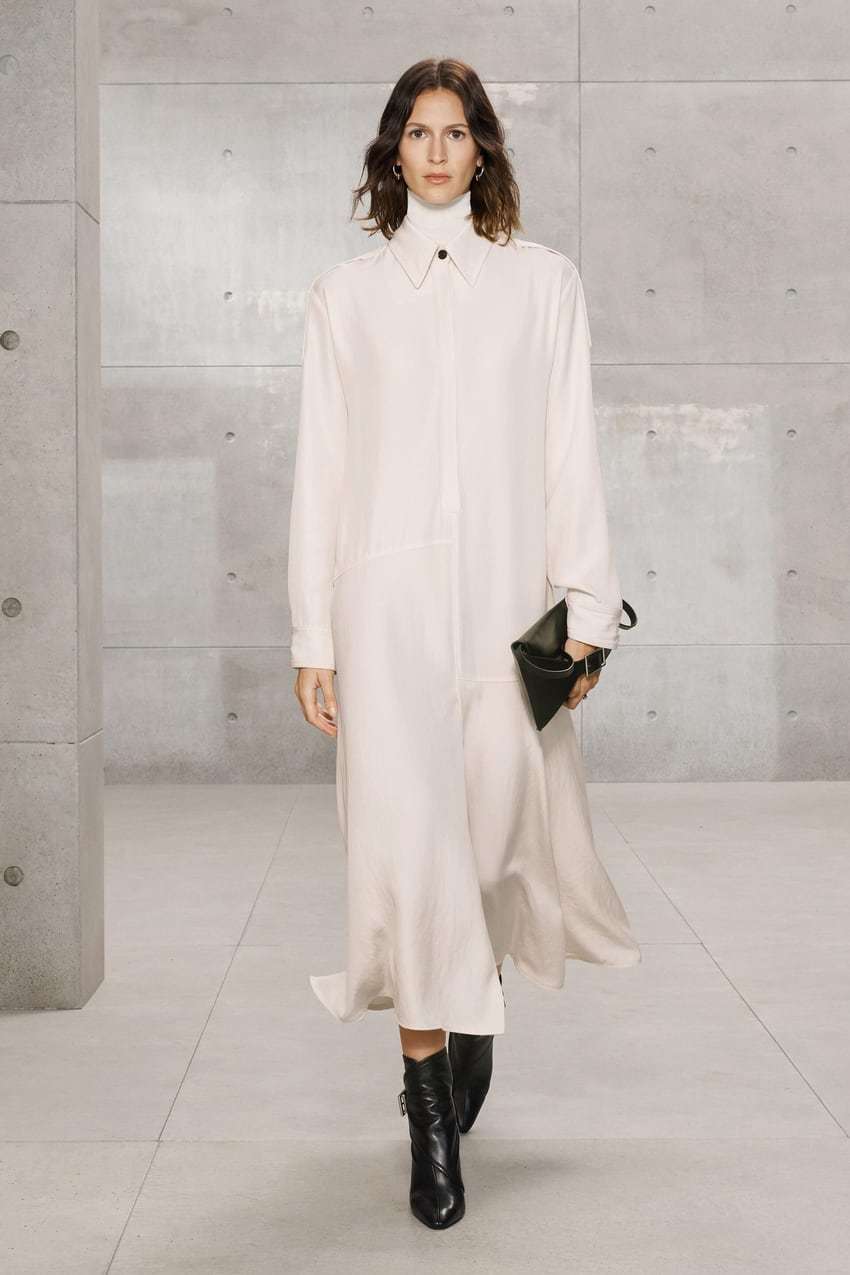 Total look de Zara, con vestido blanco y botines.