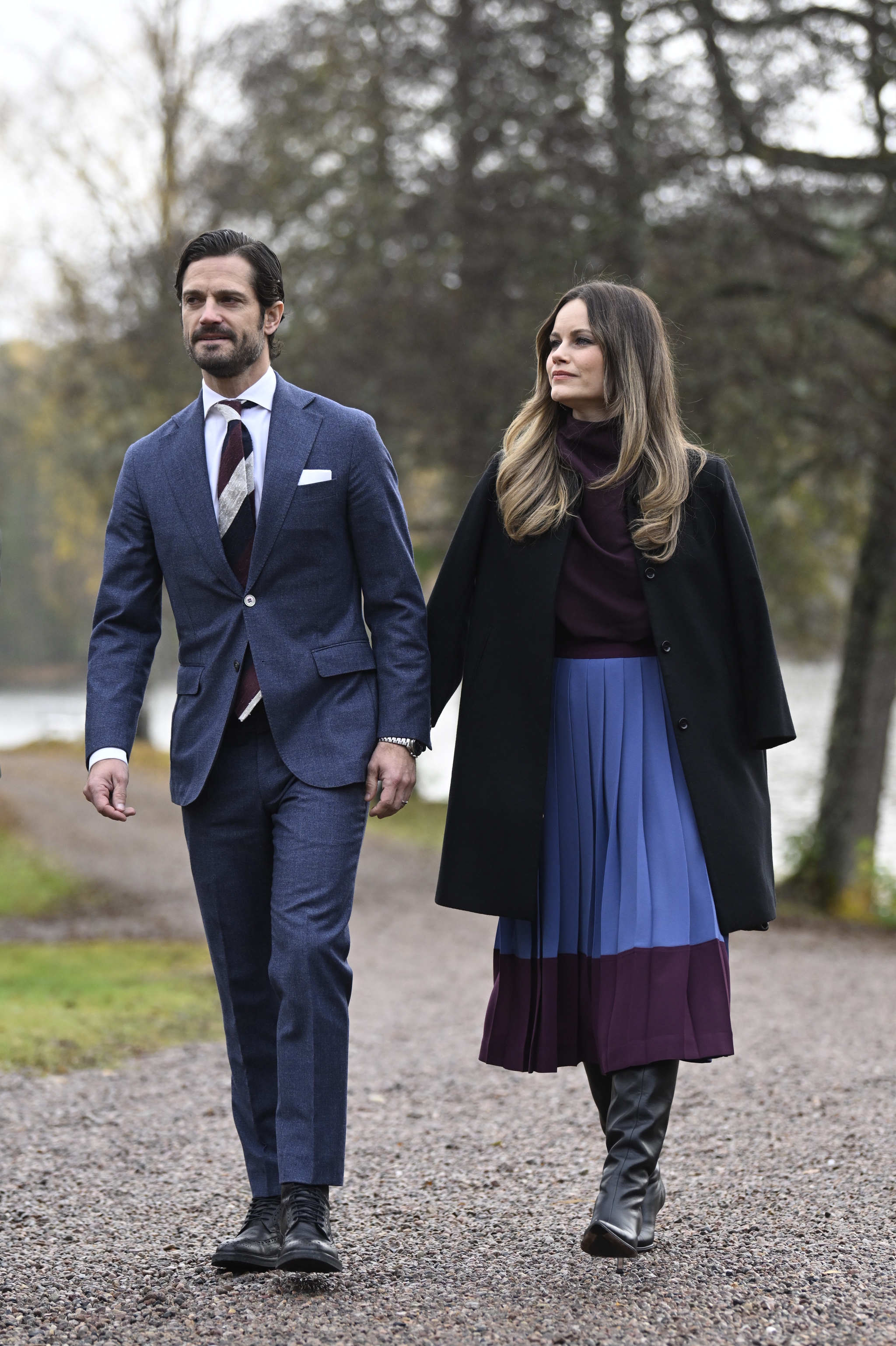 Carlos Felipe de Suecia y su mujer Sofía, con una falda plisada color block.