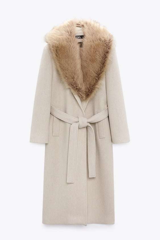 Abrigo con cuello de pelo de Zara (139 euros).