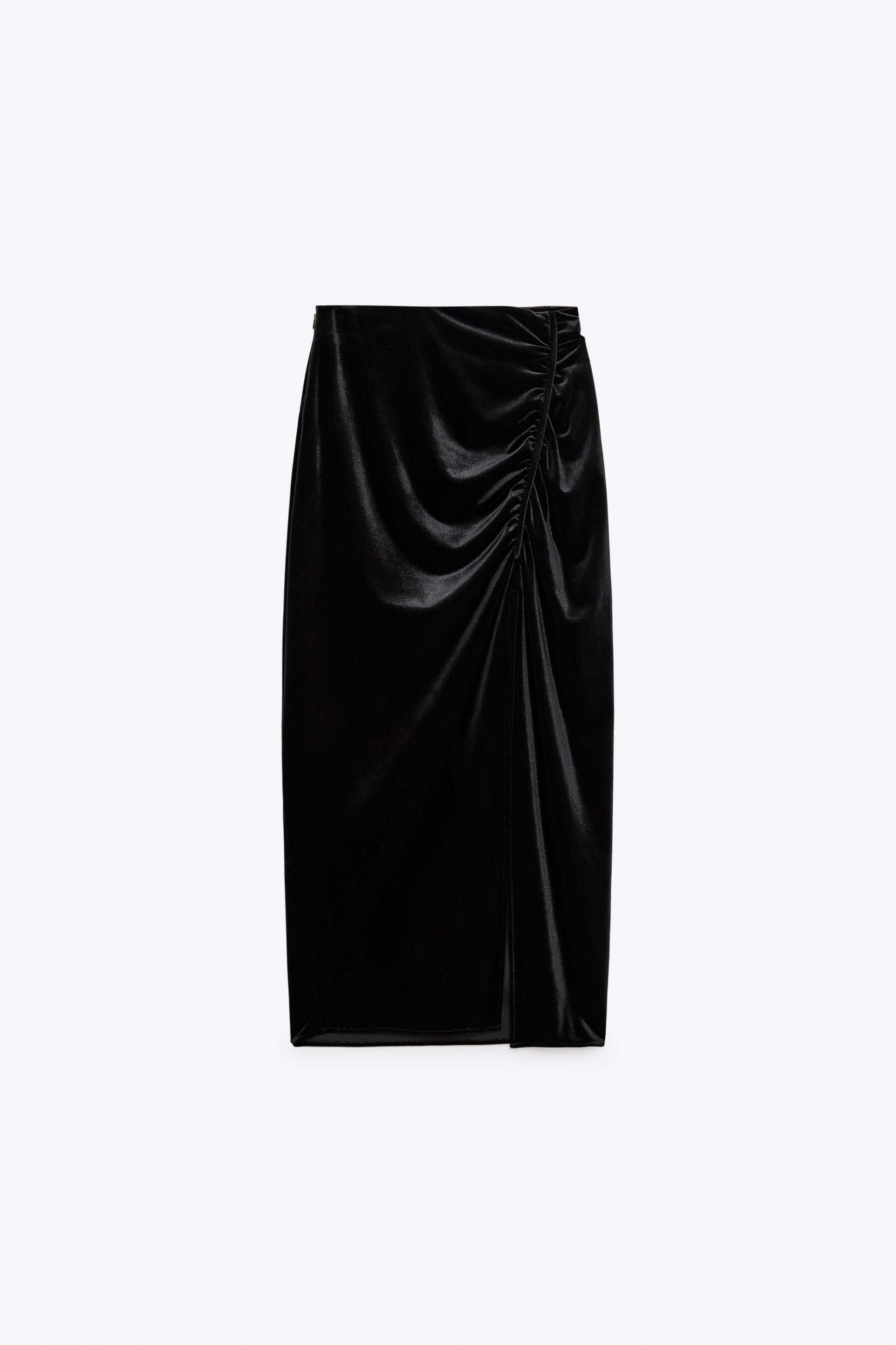 Falda negra de terciopelo, de Zara.