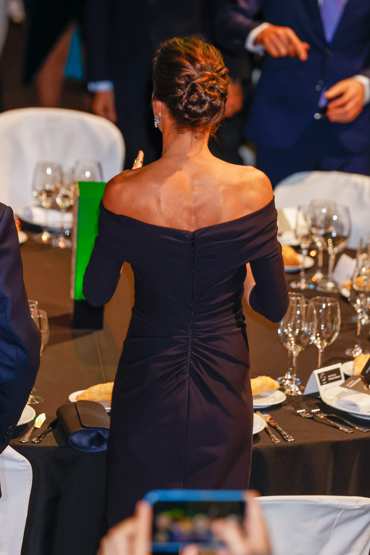 Detalle de la parte de atrás del vestido de la reina Letizia en los Premios Macael.