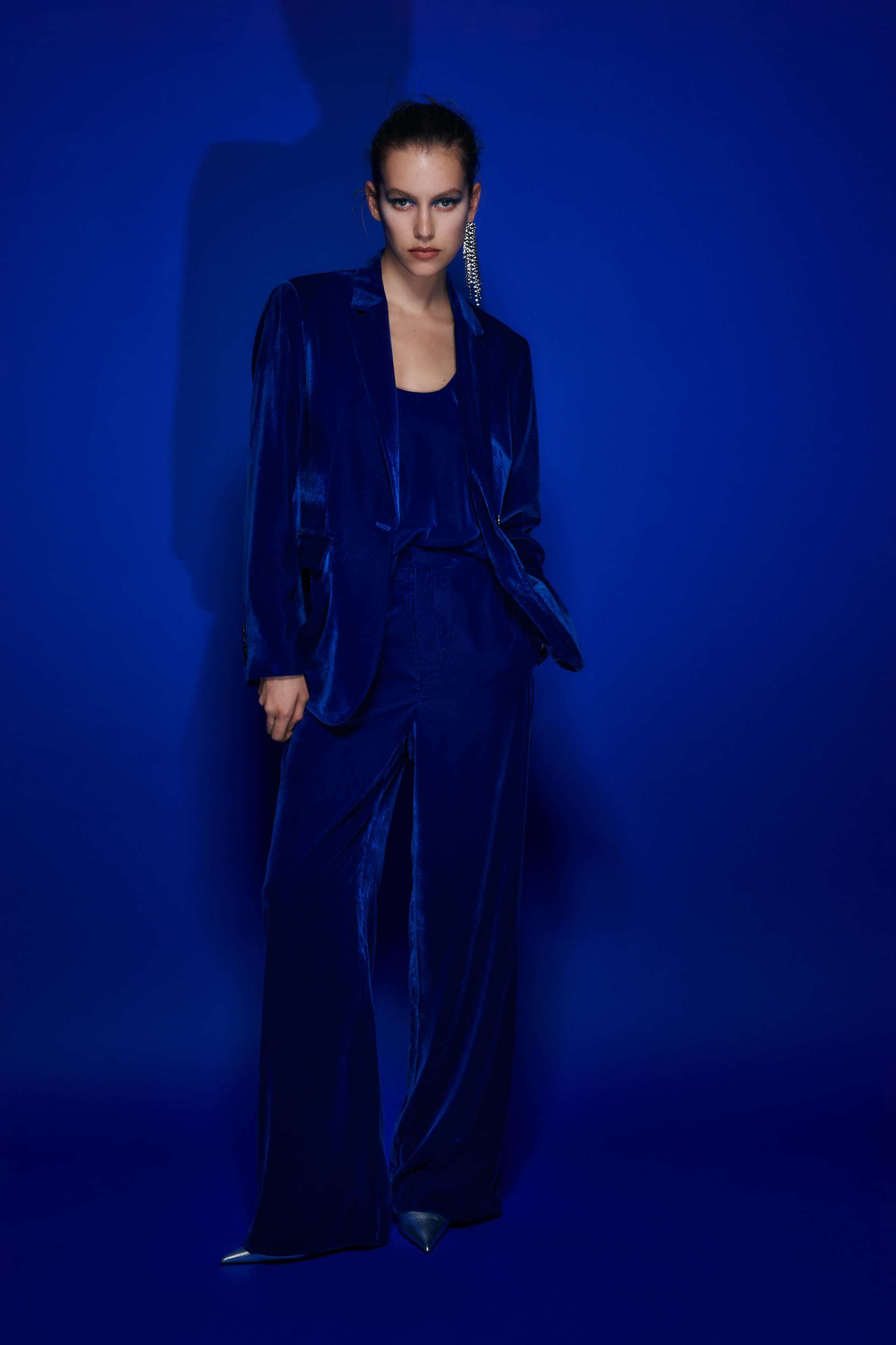 Sastre azul de terciopelo, chaqueta (65,95 euros), pantalón (39,95 euros) de Zara.