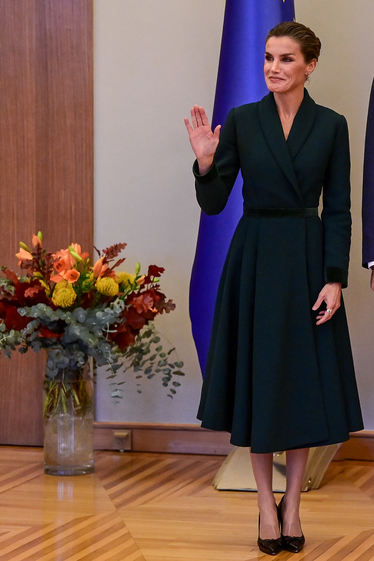 Vestido verde y salones, el primer look de la reina Letizia en Croacia.