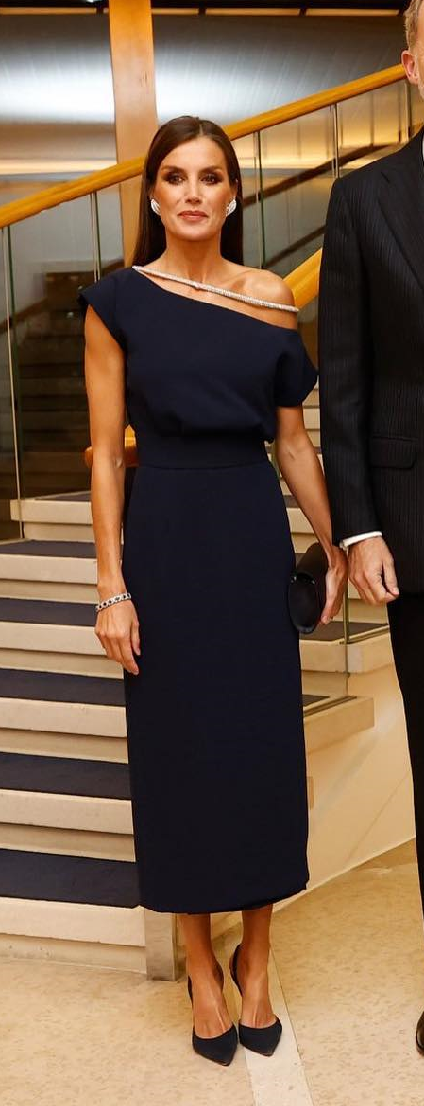 La reina Letizia con vestido asimétrico azul noche de la firma española Boüret.