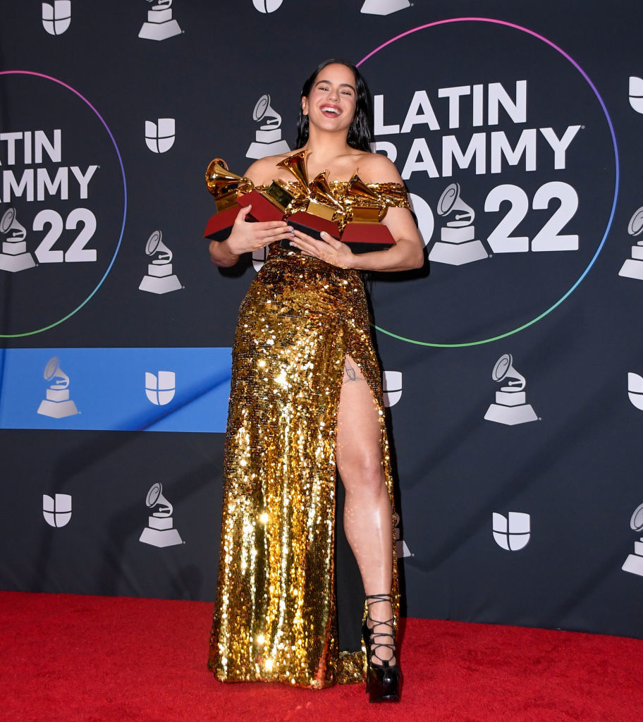 Rosalía con vestido de lentejuelas dorado, posa con sus premios Grammy Latino 2022.
