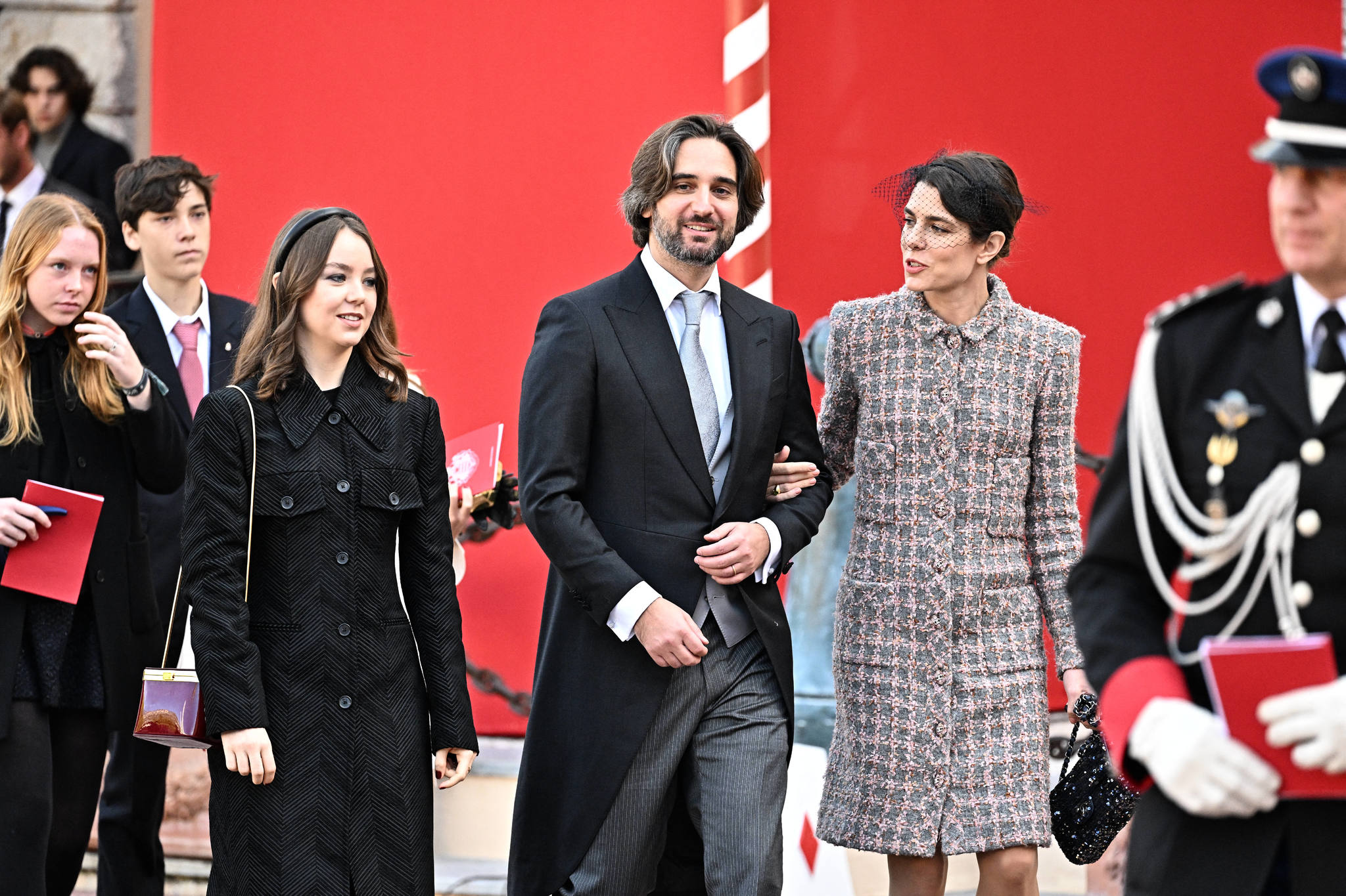 Carlota Casiraghi acompañada por su marido Dimitri Rassam con abrigo de tweed de Chanel.