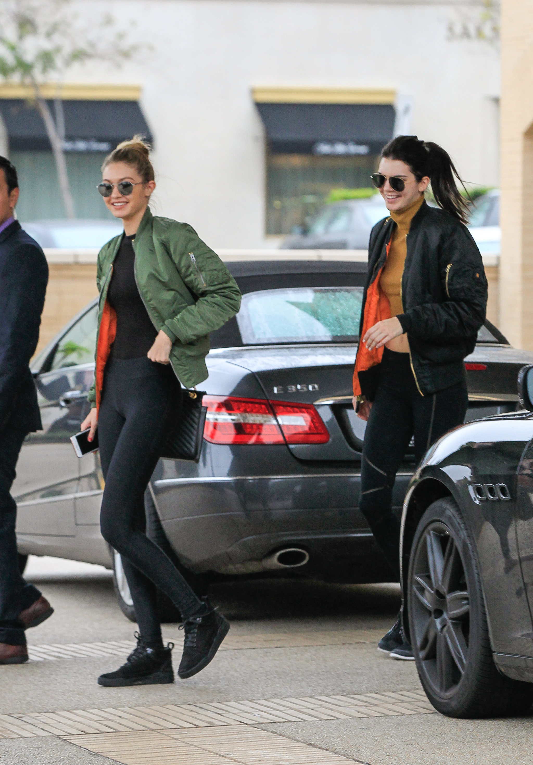 Gigi Hadid y Kendall Jenner en Los Angeles con la bomber verde y negra con el forro naranja butano.