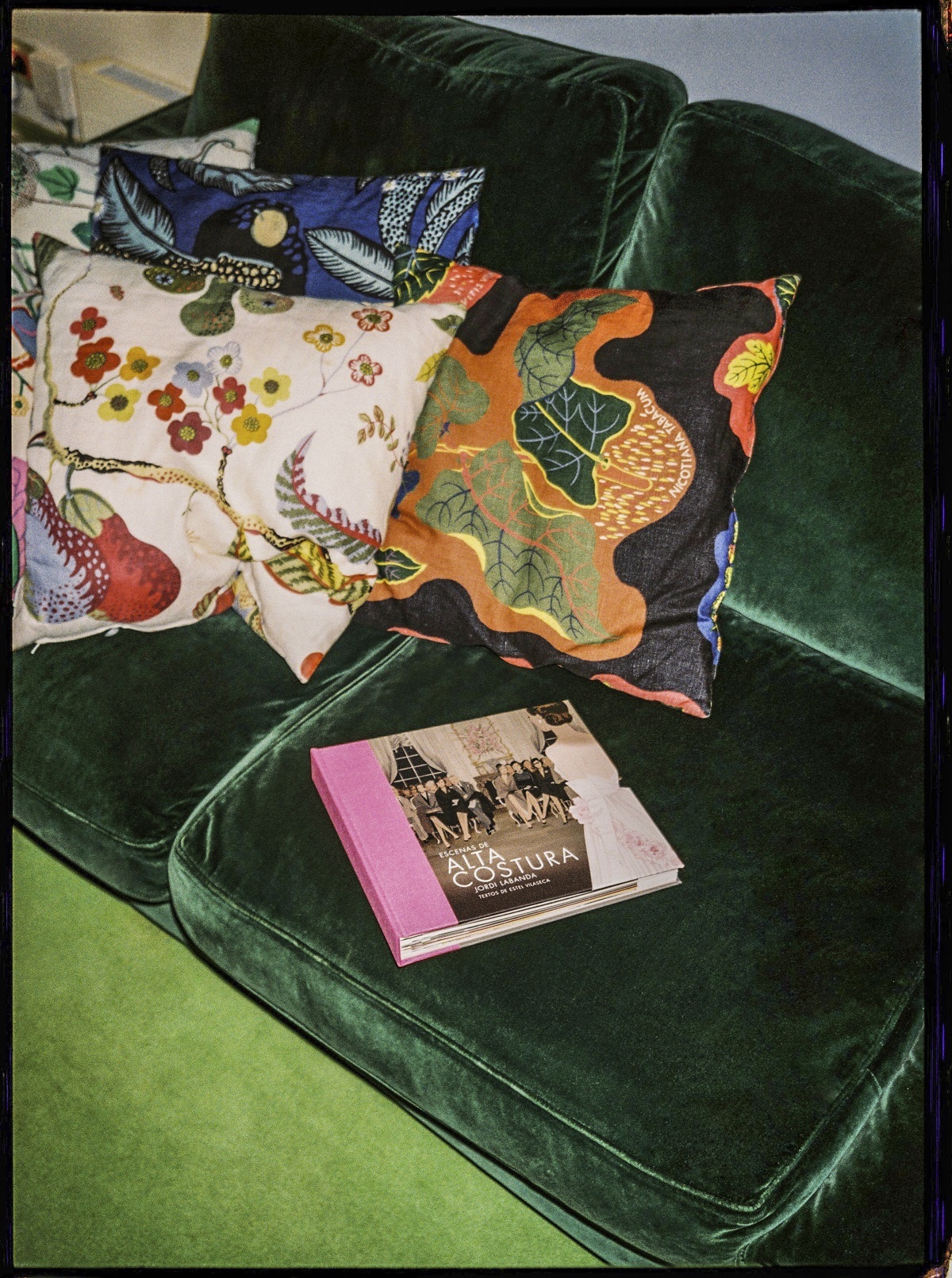 En el sofá, el libro Escenas de Alta Costura, editado por Lupita Books y que contextualiza el trabajo de nueve grandes nombres de la moda.