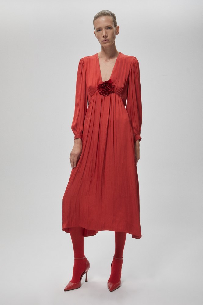 Vestido rojo de Sfera (49,99 euros).