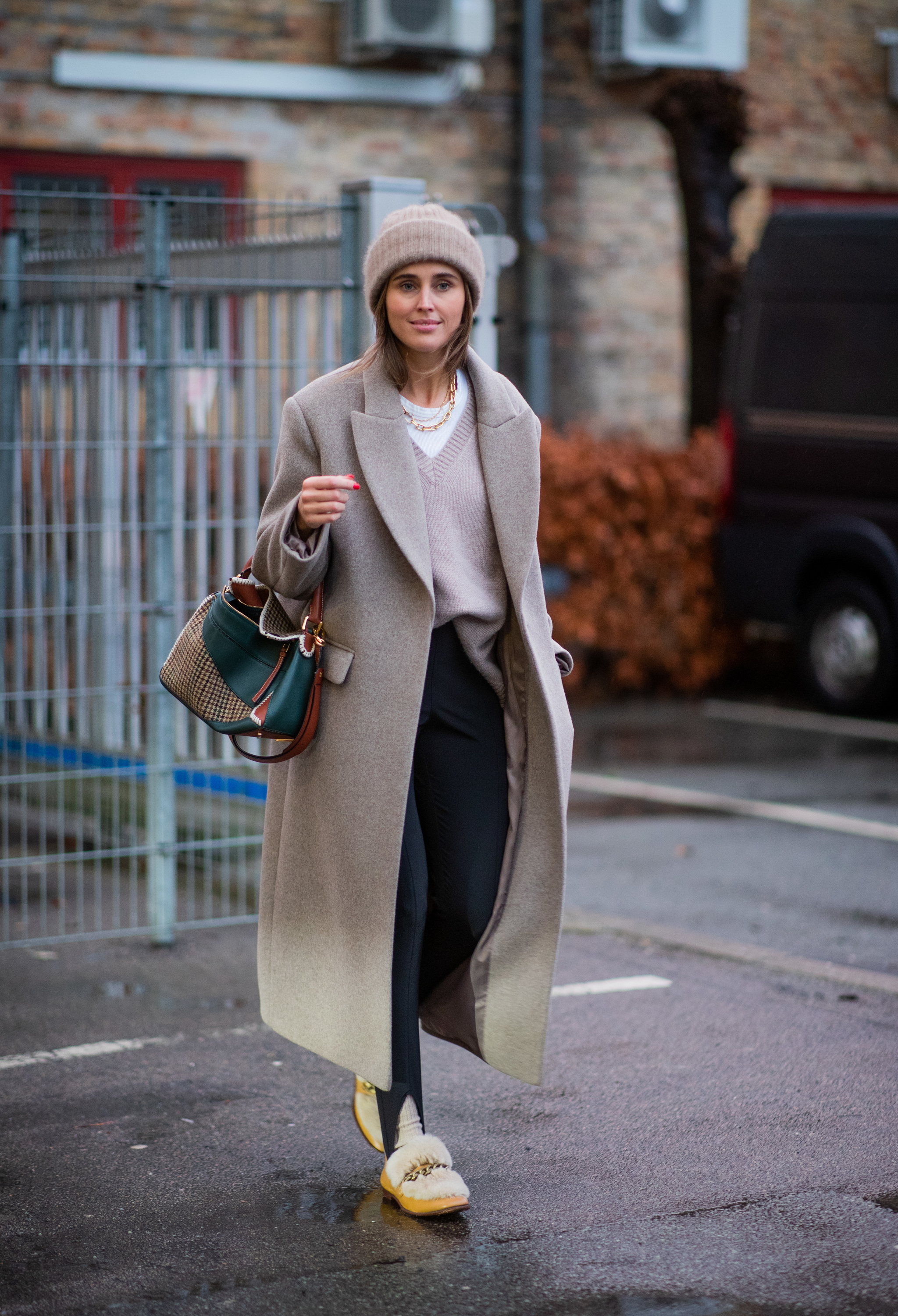 Darja Barannik con abrigo en color crudo.