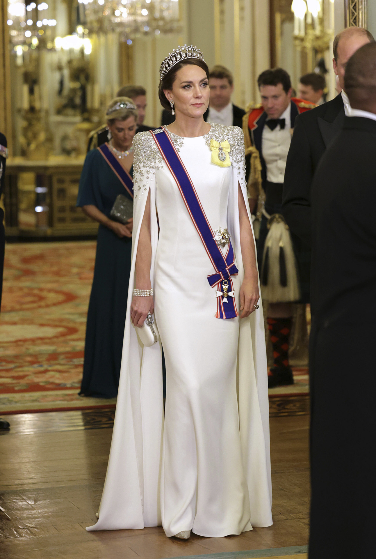 La princesa de Gales acudió al Palacio de Buckingham con un diseño de novia de  Jenny Packham.