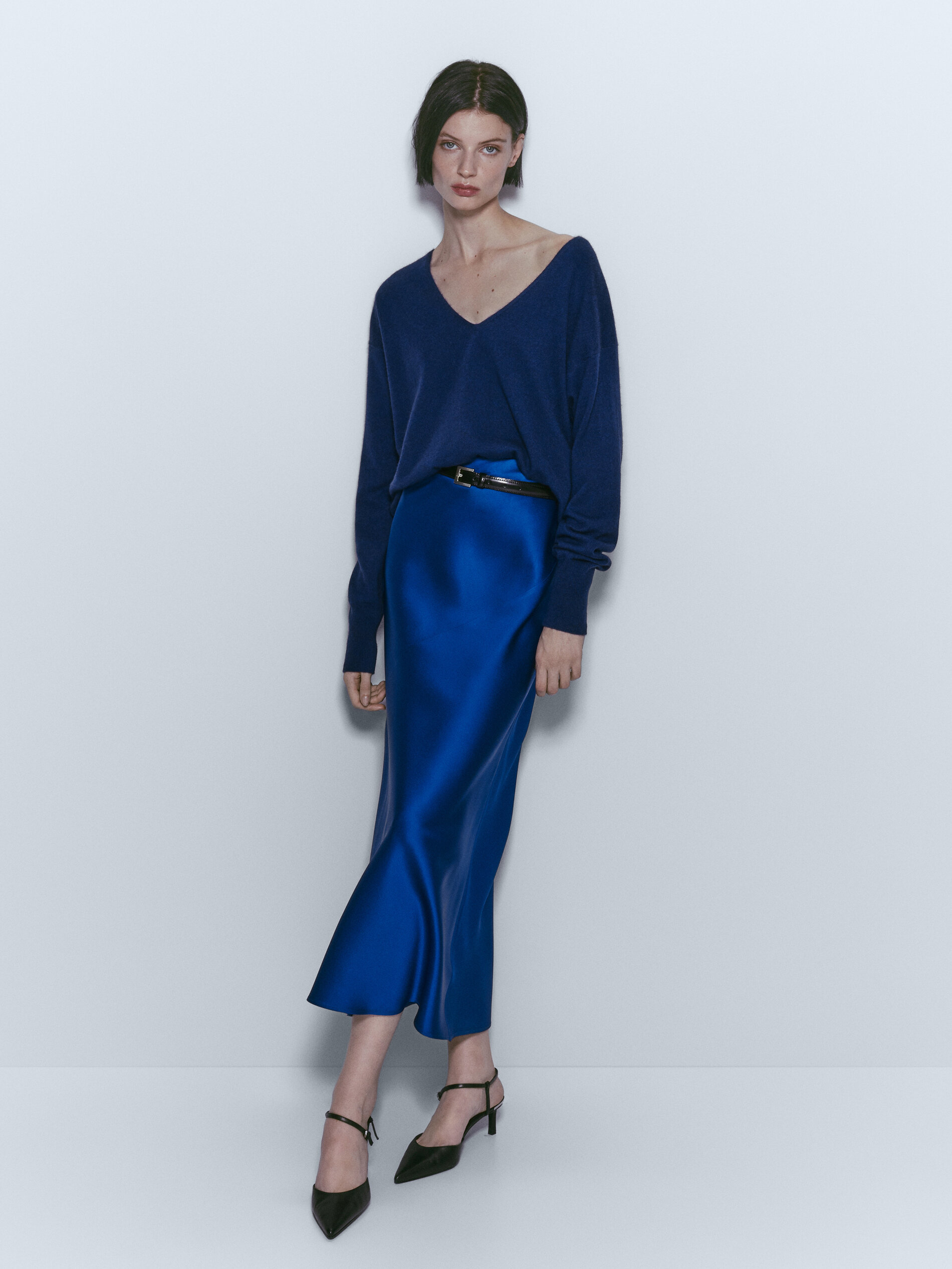Falda de satén en azul de Massimo Dutti (79,95 euros).