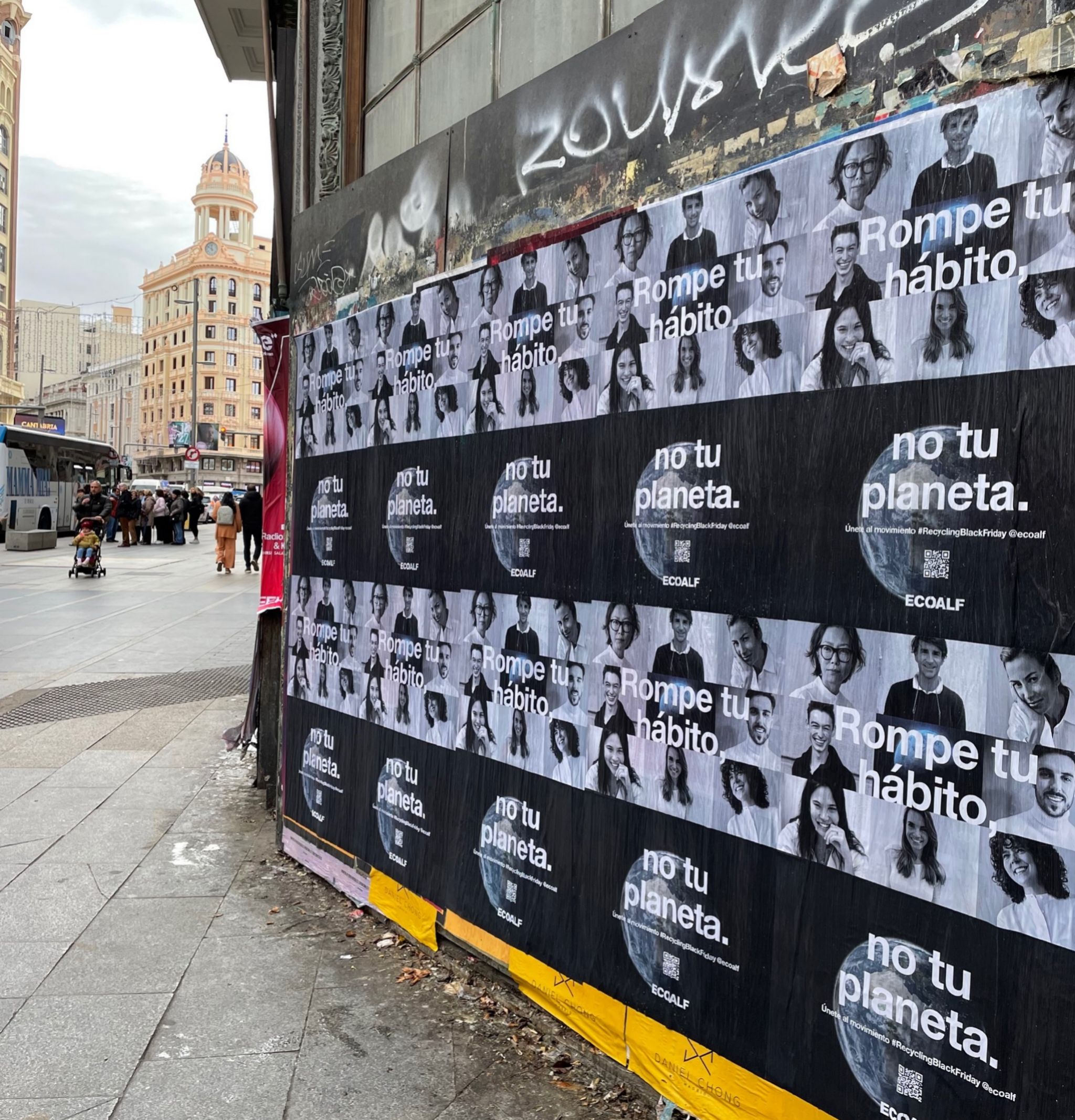 Pegada de carteles de Ecoalf en el centro de Madrid bajo el lema  "Rompe tu hábito, no tu planeta".