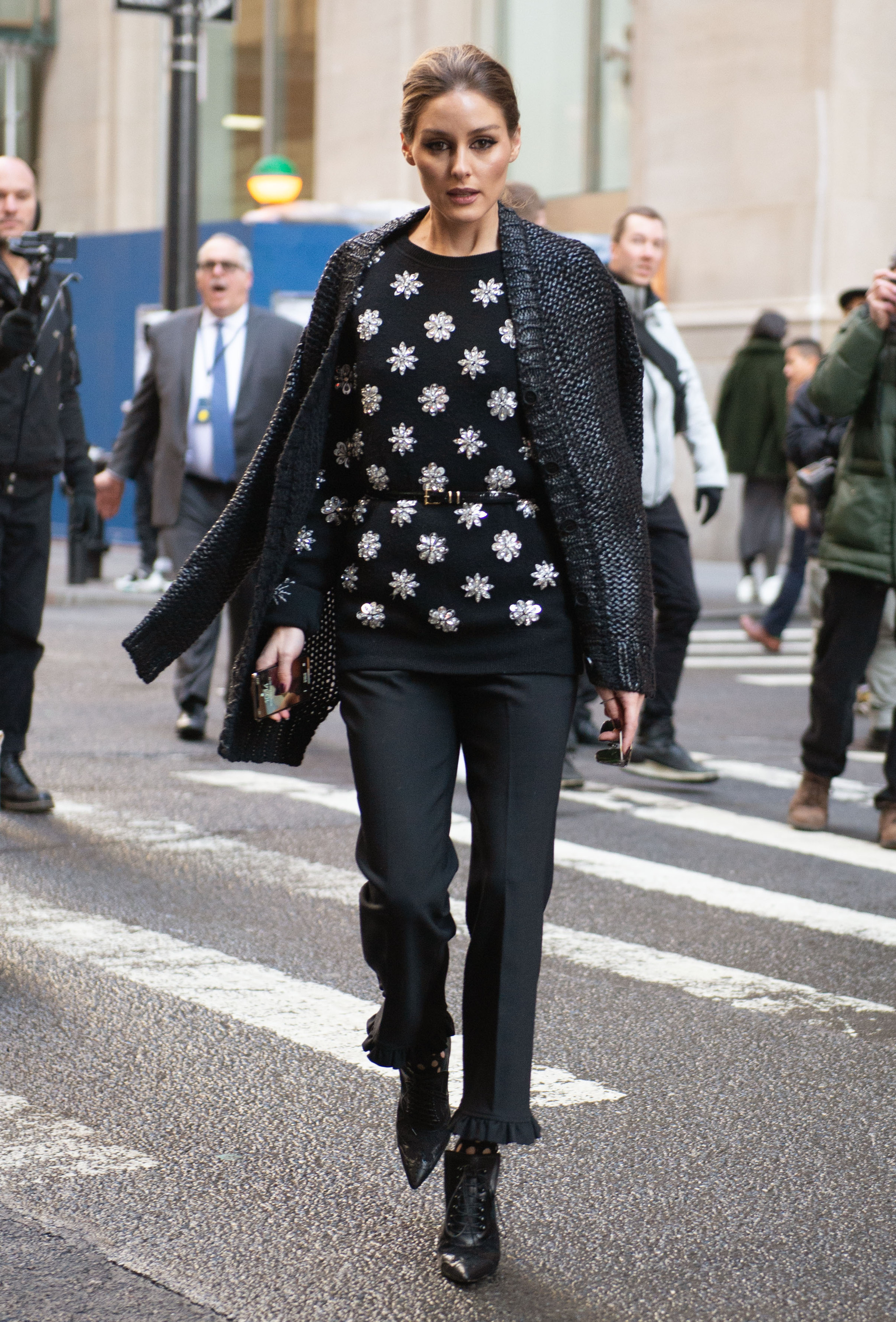Olivia Palermo con pantalón negro y top especial.