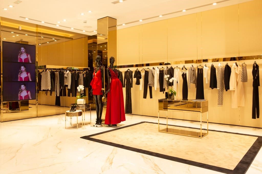 La tienda tiene una superficie de 220 metros cuadrados, con dos grandes escaparates con vistas a la calle principal, que alberga las principales tiendas de marcas de lujo.