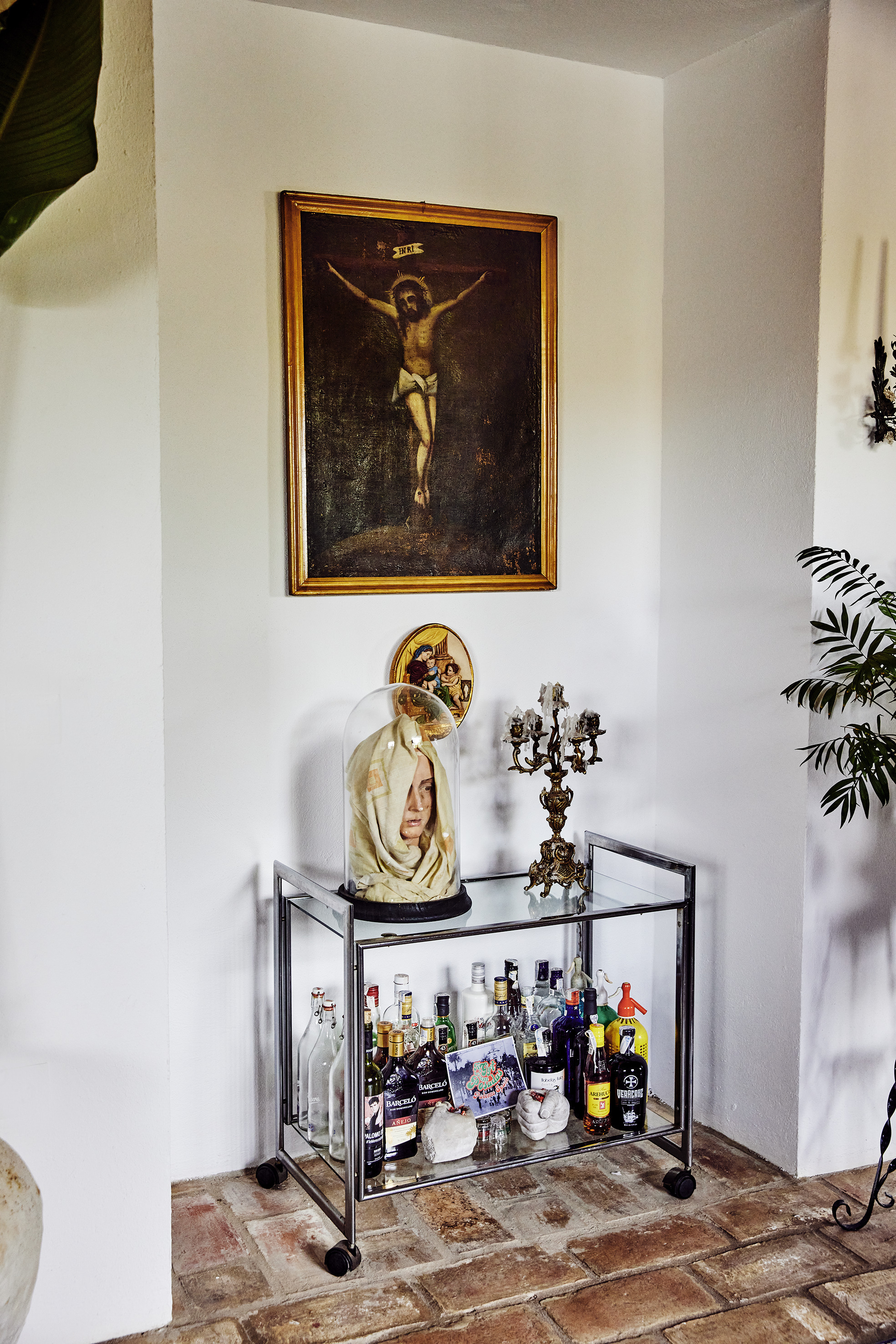 En el mueble bar, destaca el rostro de la Virgen dentro de una urna que antes se encontraba en la iglesia de la parroquia.