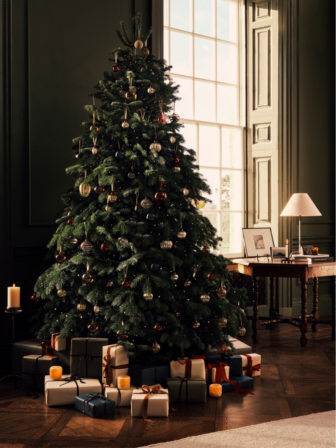 En Zara Home proponen decorar la base de el árbol de Navidad con regalos.