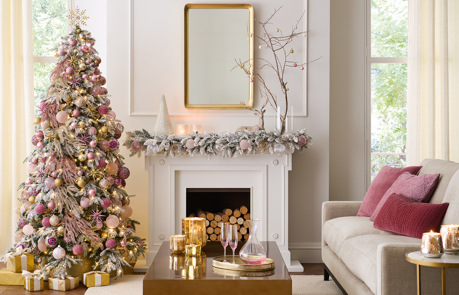 Propuesta decorativa con árbol de Navidad rosa de El Corte Inglés.
