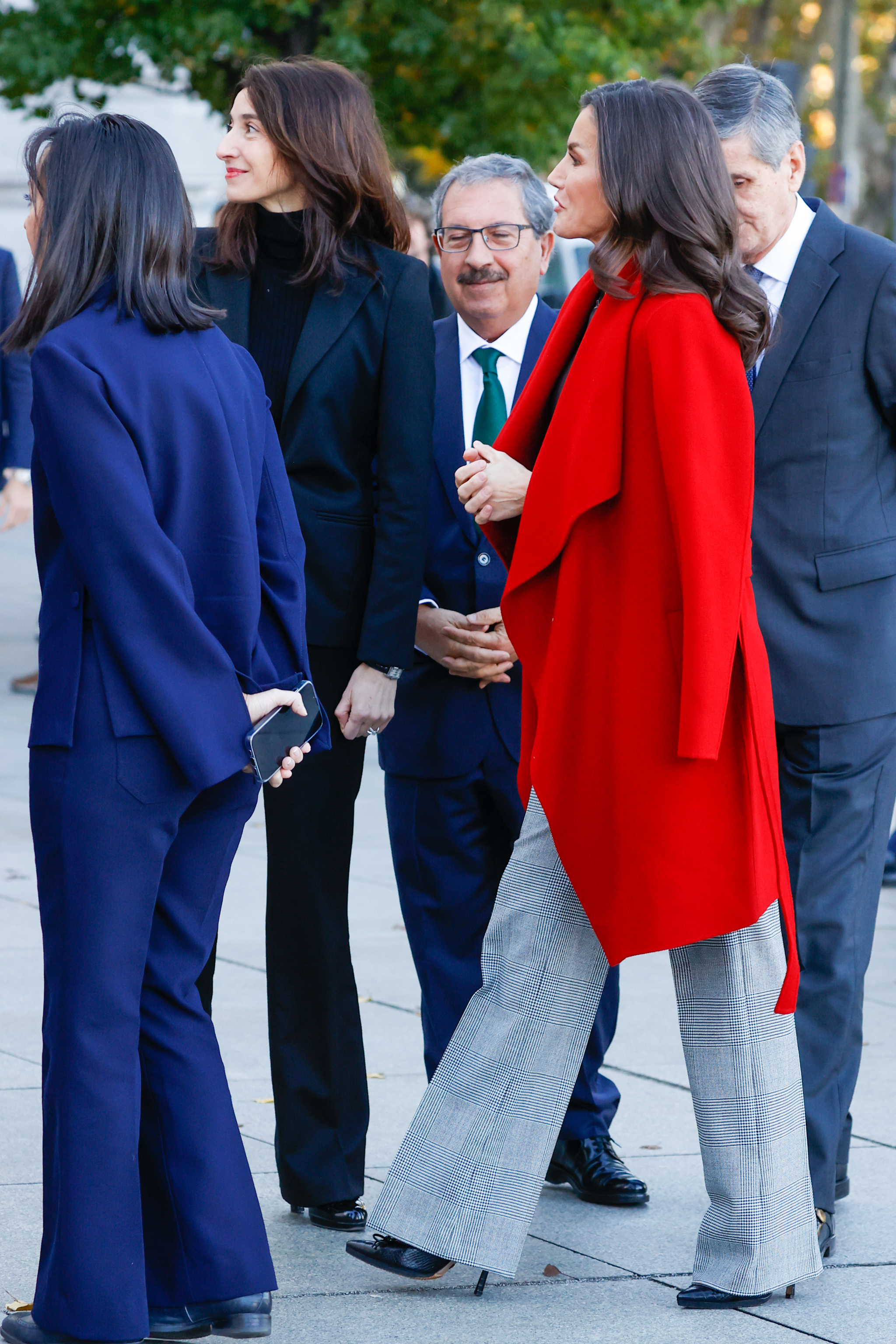 La reina Letizia con abrigo rojo de Hugo Boss.